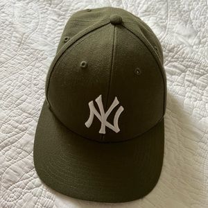 Green & white yankees hat